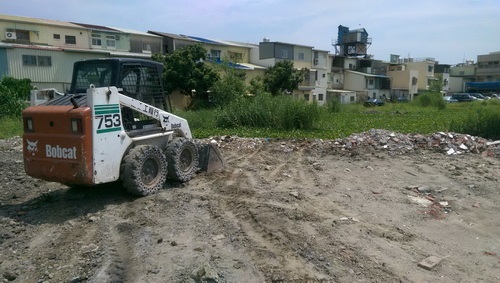 台東小山貓(鏟土機,推土機)整地